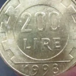 Monete da 500 lire in primo piano, alcune di valore elevato, su sfondo neutro.