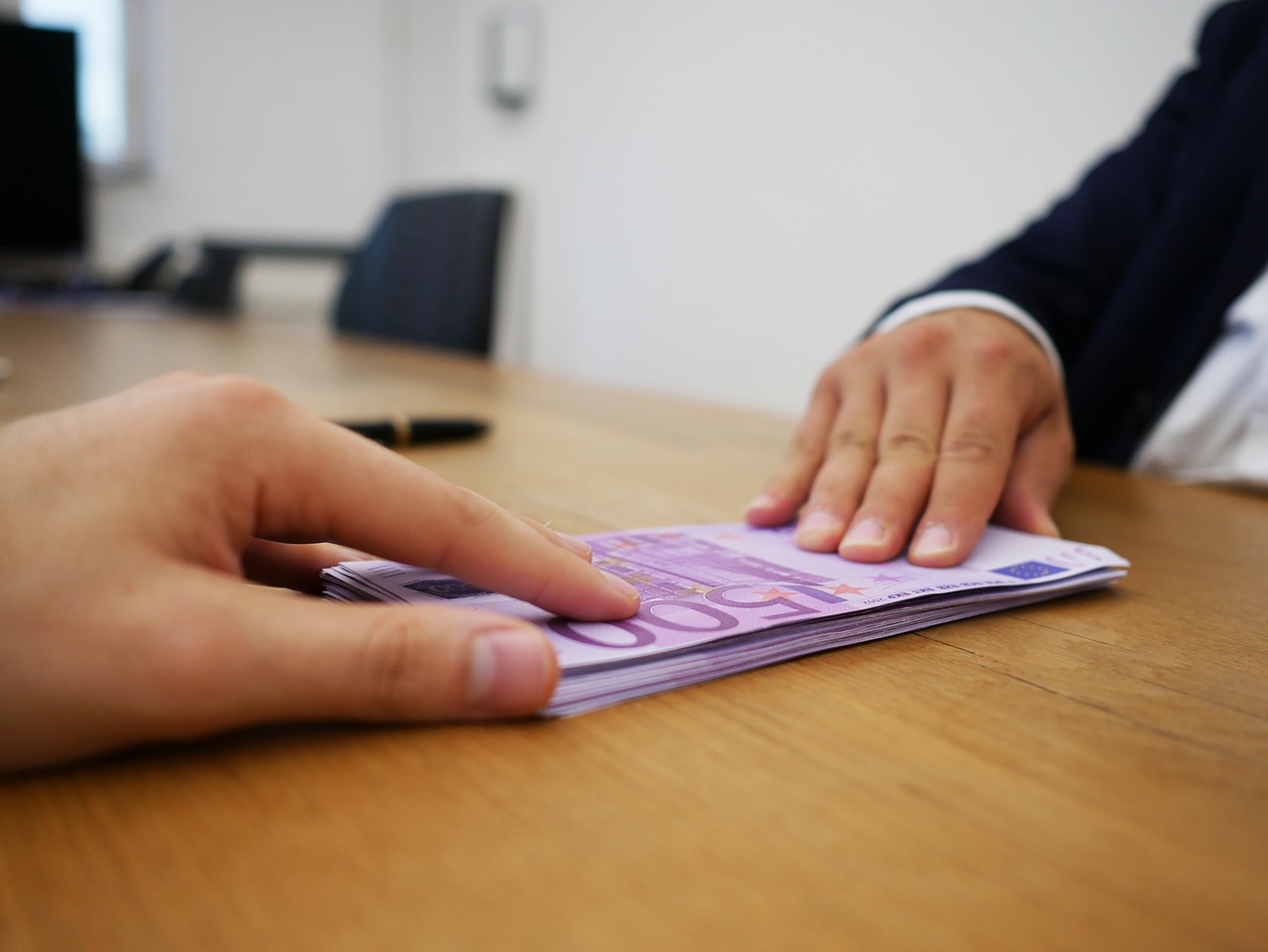 Immagine di un documento bancario con un bonifico di oltre 1.000 euro in evidenza.