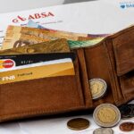 Illustrazione che rappresenta un conto corrente e simboli di rischio finanziario.