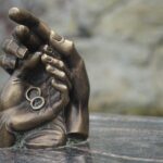 Immagine che illustra i rischi legati all'eredità e ai debiti del defunto.