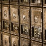 Immagine di un buono postale con grafico degli interessi e testo informativo sull'investimento.