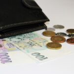 Due persone che discutono davanti a un computer su conti correnti cointestati e nuove regole bancarie.