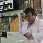 Immagine di un tabaccaio che mostra gratta e vinci con un sorriso, suggerendo tecniche vincenti.