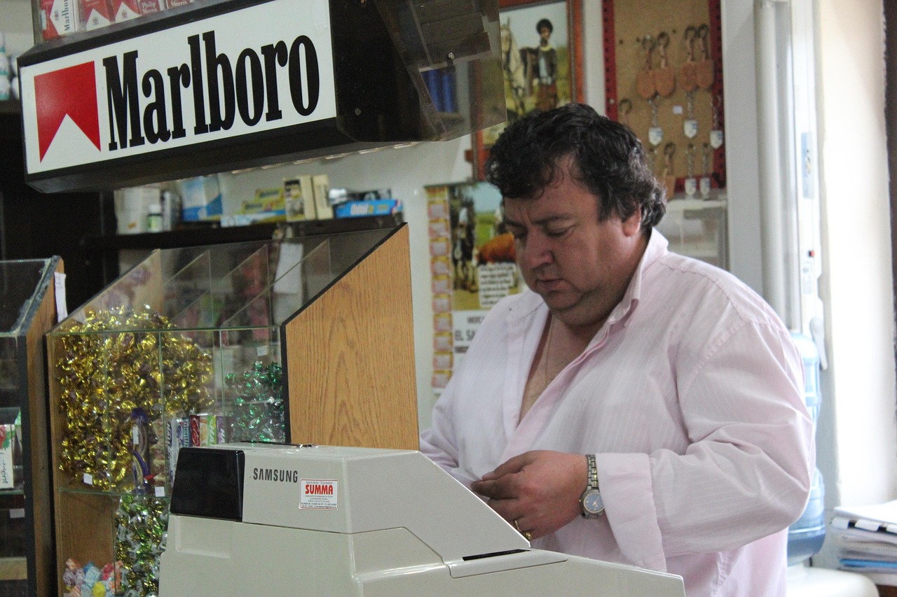 Immagine di un tabaccaio che mostra gratta e vinci con un sorriso, suggerendo tecniche vincenti.