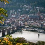 Scorcio di una città europea in autunno, con foglie colorate e architettura storica.