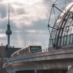 Anziano in attesa alla fermata dell'autobus, annuncio trasporti gratis per Over 70.