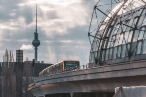 Anziano in attesa alla fermata dell'autobus, annuncio trasporti gratis per Over 70.