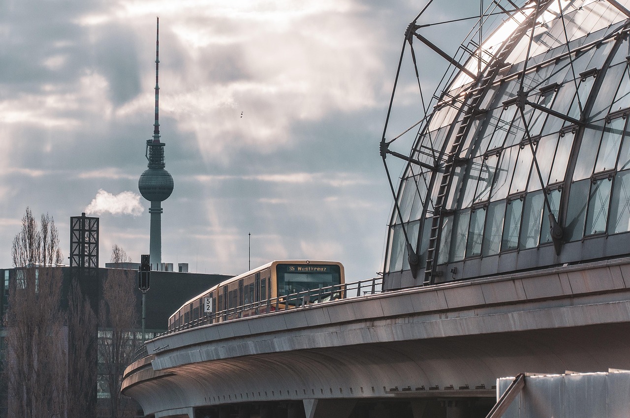 Anziano in attesa alla fermata dell'autobus, annuncio trasporti gratis per Over 70.