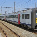 Sconto treni regionali per accompagnatori, Legge 104, viaggi dal 1° giugno, con persone felici in stazione.