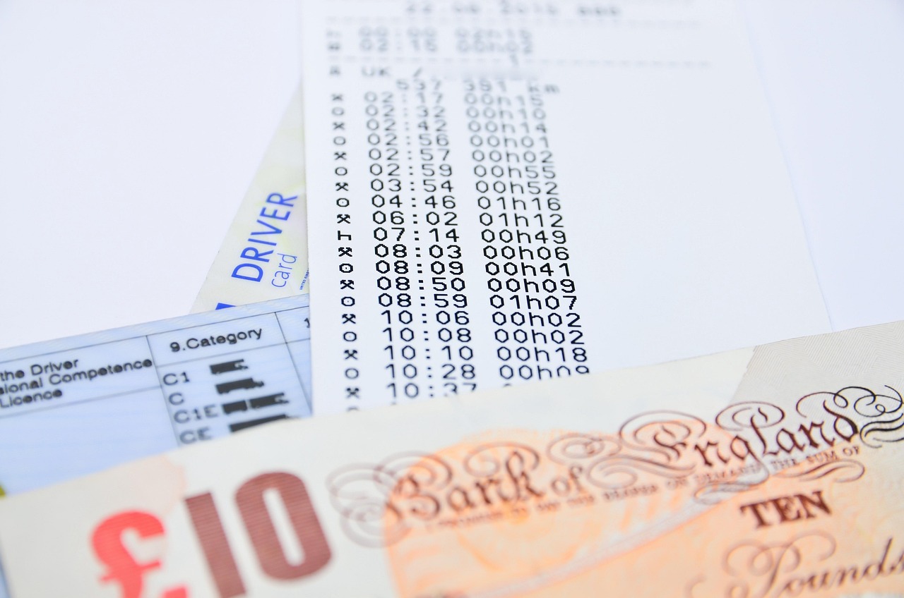 Infografica che illustra i vantaggi fiscali per l'acquisto auto con la legge 104, IVA al 4% ed esenzione bollo.