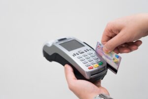 Commerciante che utilizza un POS per accettare pagamenti elettronici.