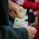 Uomo anziano sorridente con documenti sanitari, simbolo di esenzione ticket per Over 65.