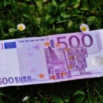 Immagine informativa sui sussidi statali per chi ha un ISEE sotto 15.000 euro.