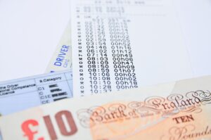 Numeri ritardatari del Lotto evidenziati su una scheda di gioco.