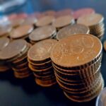 Moneta da 50 centesimi rara che potrebbe valere migliaia di euro, in primo piano su un tavolo.