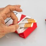 Immagine che mostra pacchetti di sigarette con un cartello indicante il nuovo prezzo previsto per il 2026.