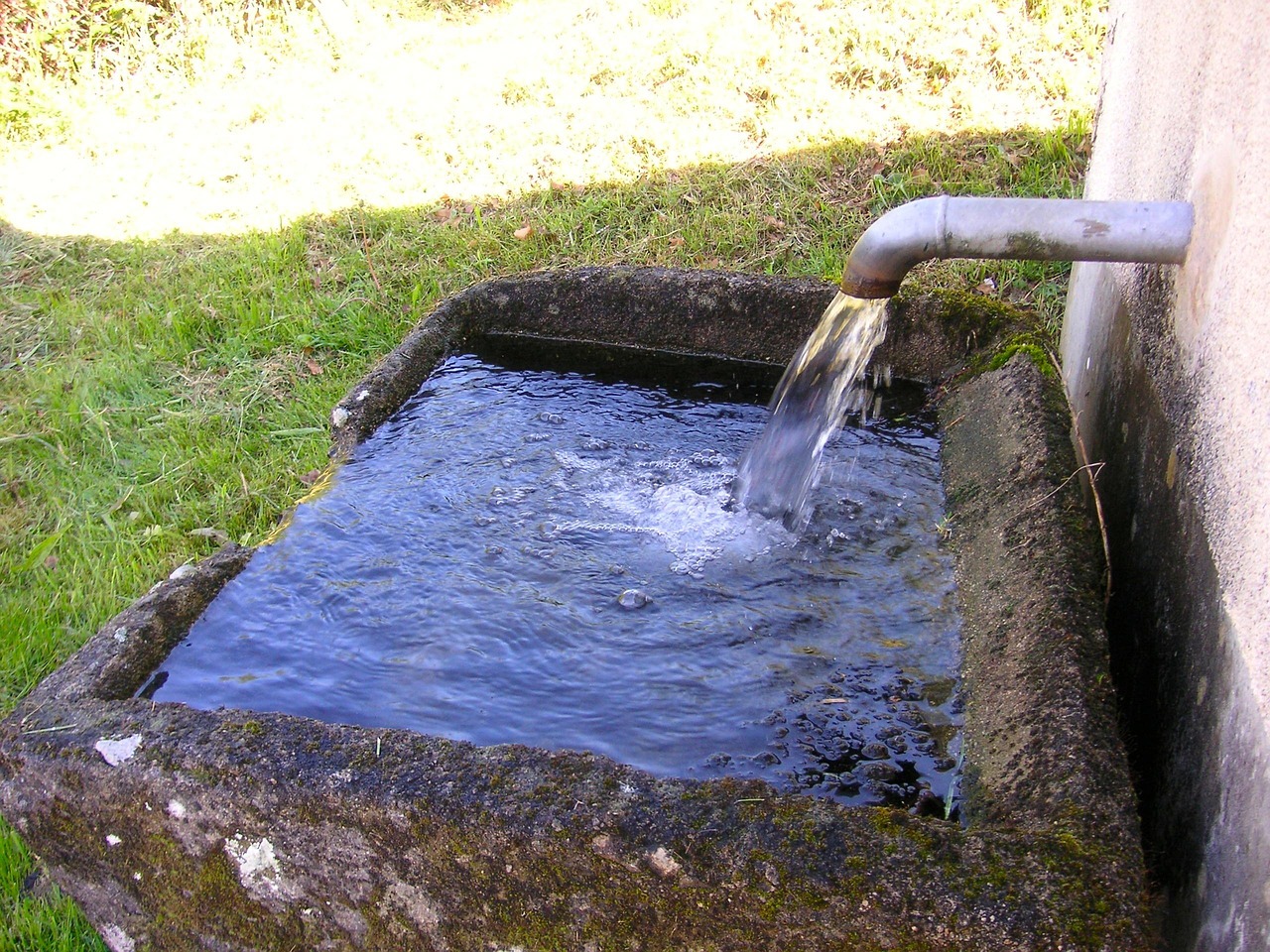 Immagine di un sistema di raccolta dell'acqua piovana con serbatoi e tubi.