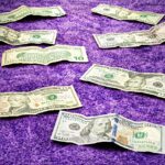 Conduttori di Striscia la Notizia durante una puntata, in studio, con microfoni e telecamere.