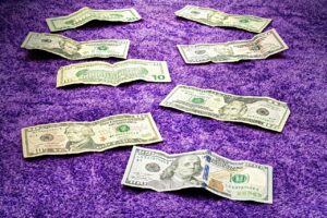 Conduttori di Striscia la Notizia durante una puntata, in studio, con microfoni e telecamere.