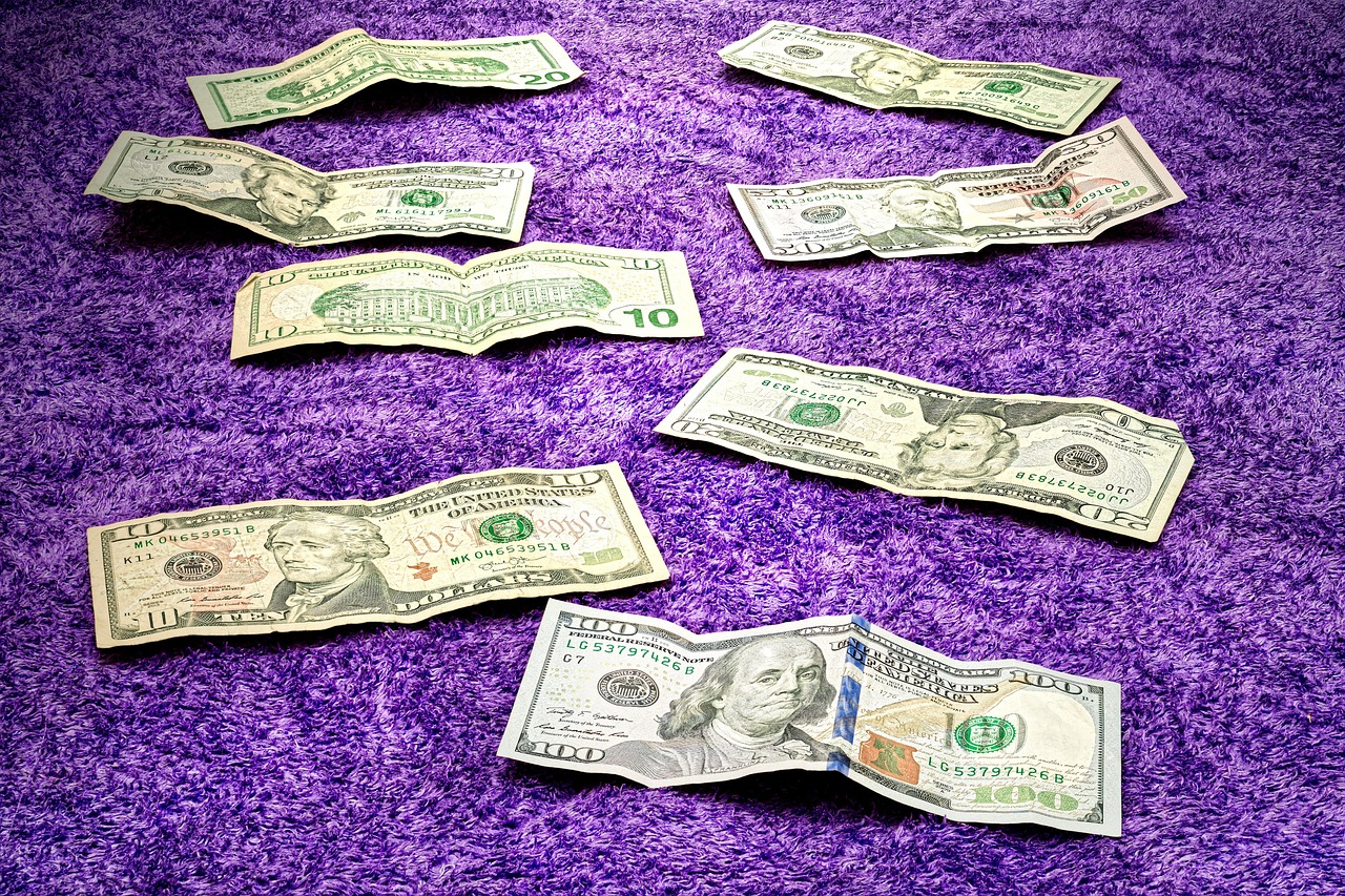 Conduttori di Striscia la Notizia durante una puntata, in studio, con microfoni e telecamere.