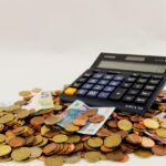 Immagine che illustra le spese nascoste nella successione ereditaria, con documenti e calcolatrice.